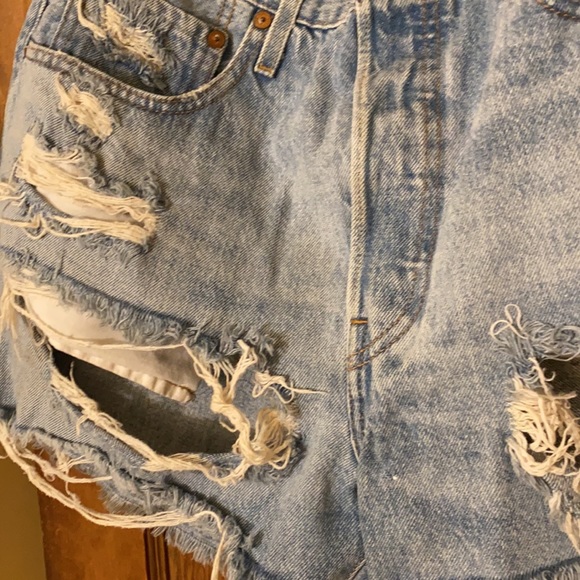 Levi’s 501 Destructed Shorts - Picture 2 of 5